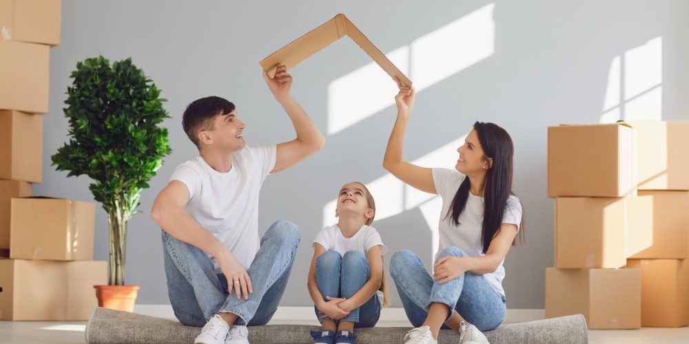 famille qui déménage et prépare les cartons immo militaire