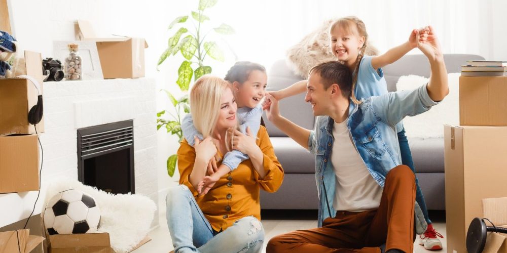 Image d'une famille en train d'emménager